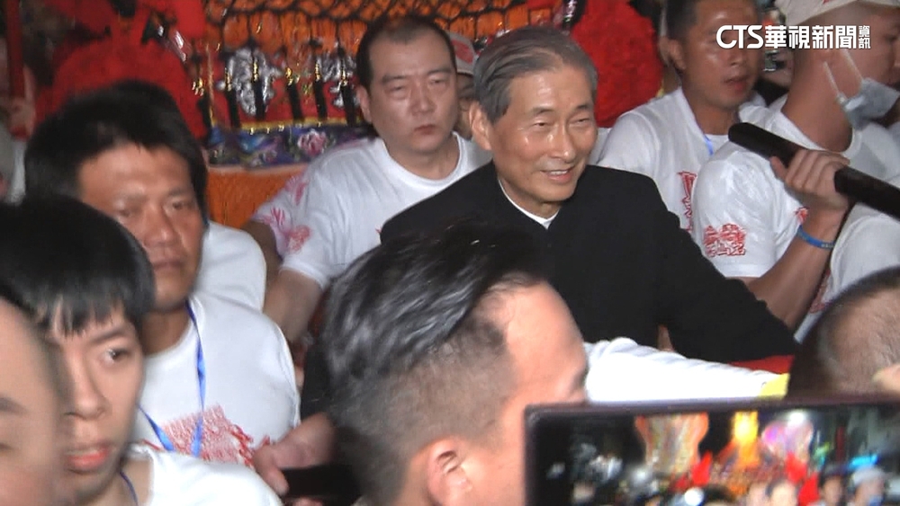 「白狼」會顏清標　大甲媽順利通過民生地下道