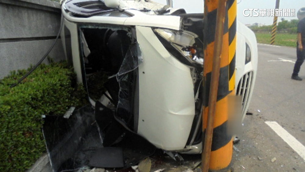 台南2車相撞！一車90度側翻　一車內2月女嬰受傷