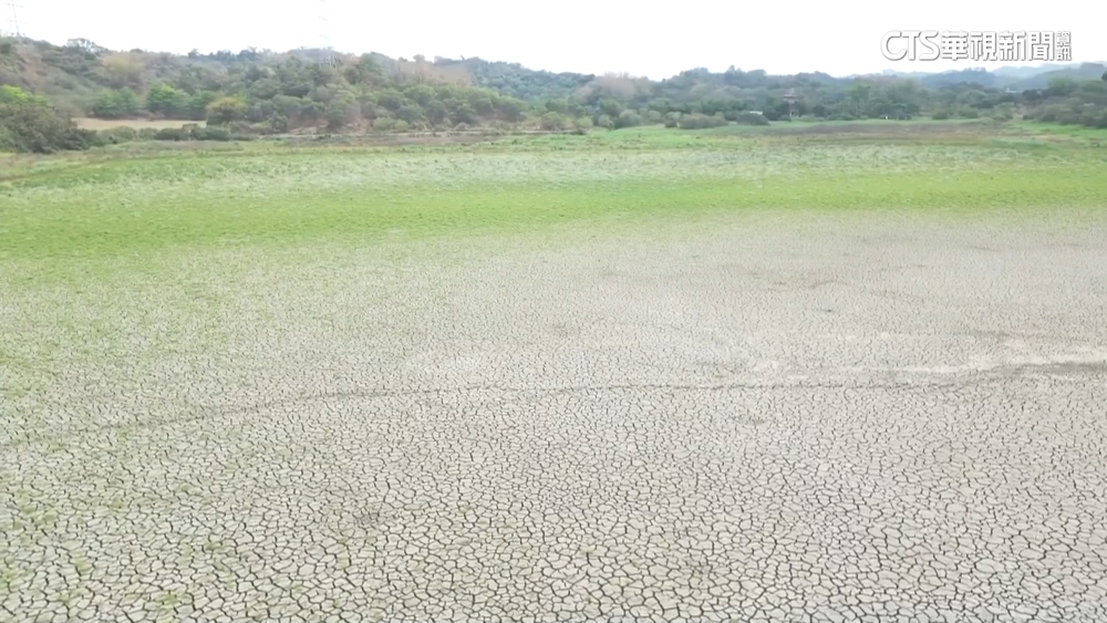 南部水情未改善　高雄觀音湖乾涸龜裂