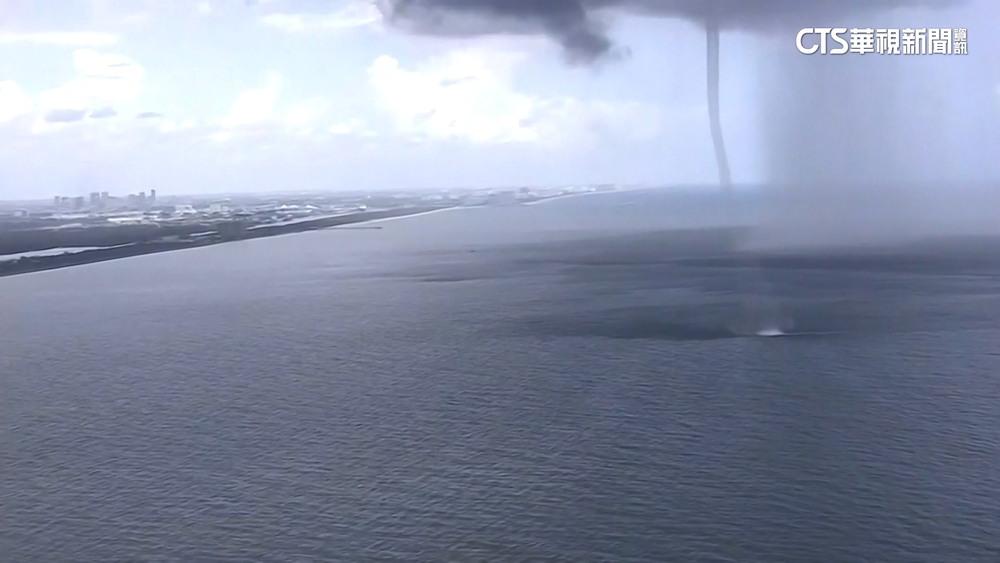 美佛州海灘驚現水龍捲　掀翻遊客幸無釀禍