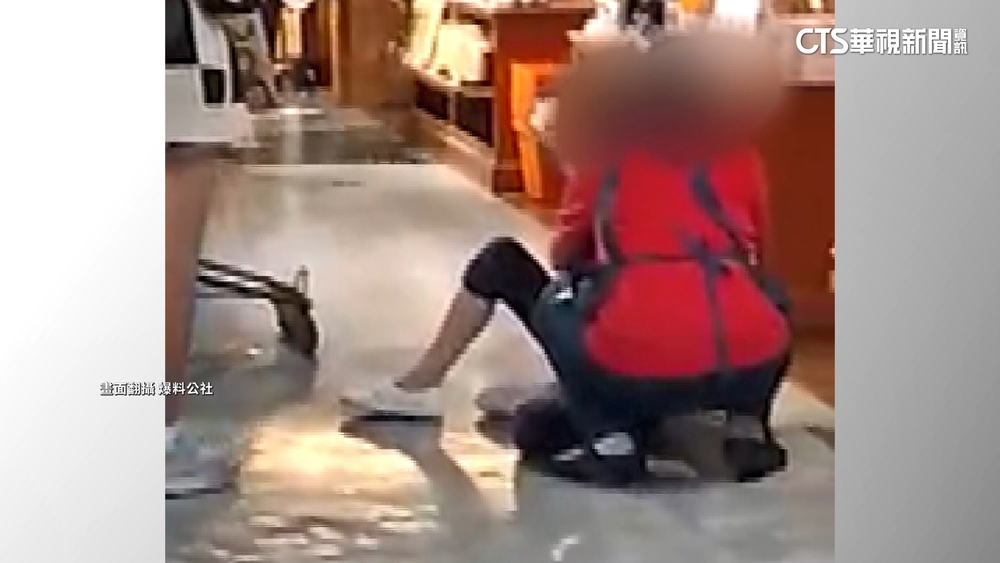 美食街老闆狠推7旬員工　身分曝光竟是「子推母」