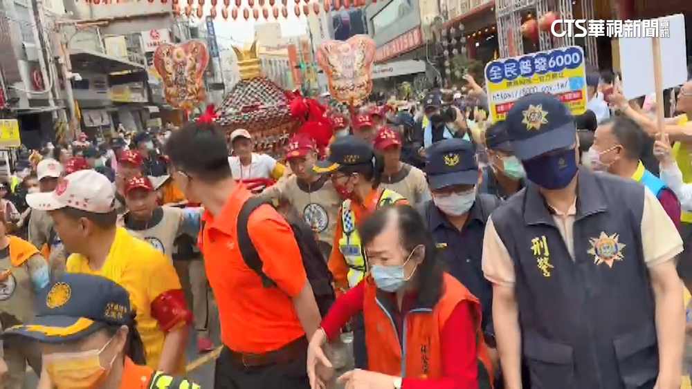 媽祖遶境行程「大誤點」　一度暫停開放「鑽轎底」