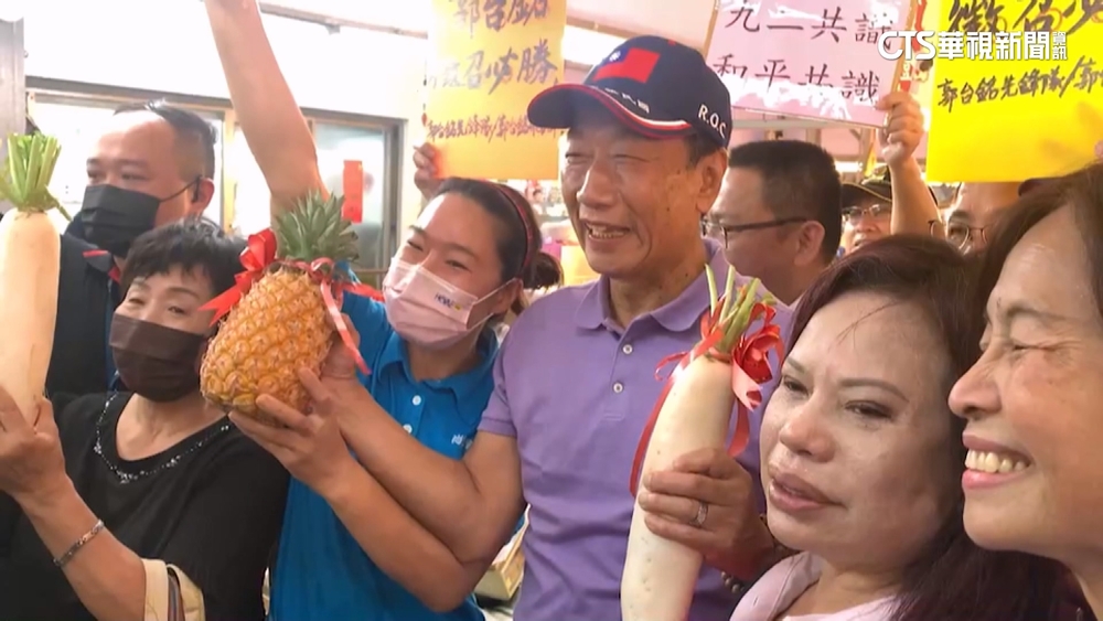 郭台銘現身台南黃昏市場　民眾熱情包圍搶合照