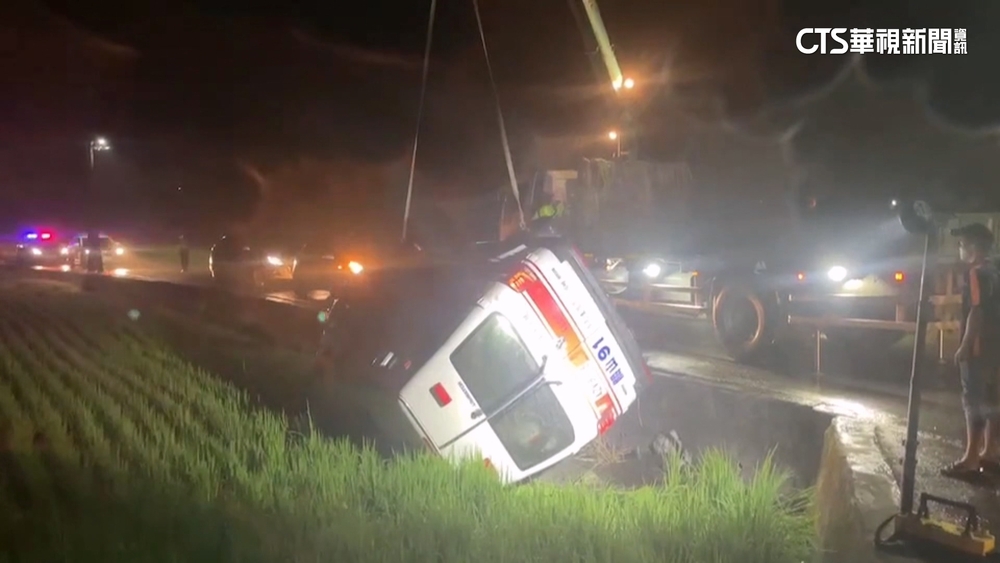 雨天影響視線　救護車翻落田間患者不治亡