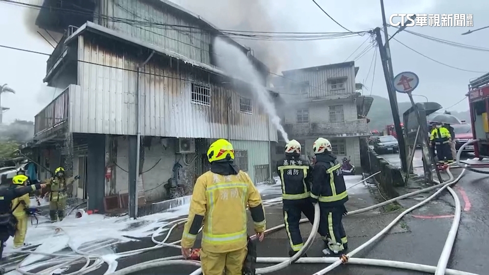 基隆金華街頂樓加蓋火　警消搶救.屋內1死