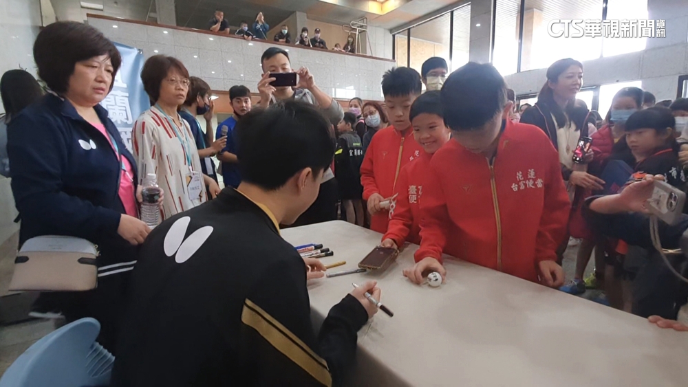 第一屆昀儒盃桌球賽登場　家長.選手賽場追星