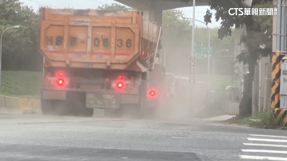 南投鳥嘴潭工程揚塵！　車蒙沙.居民慘「灰頭土臉」