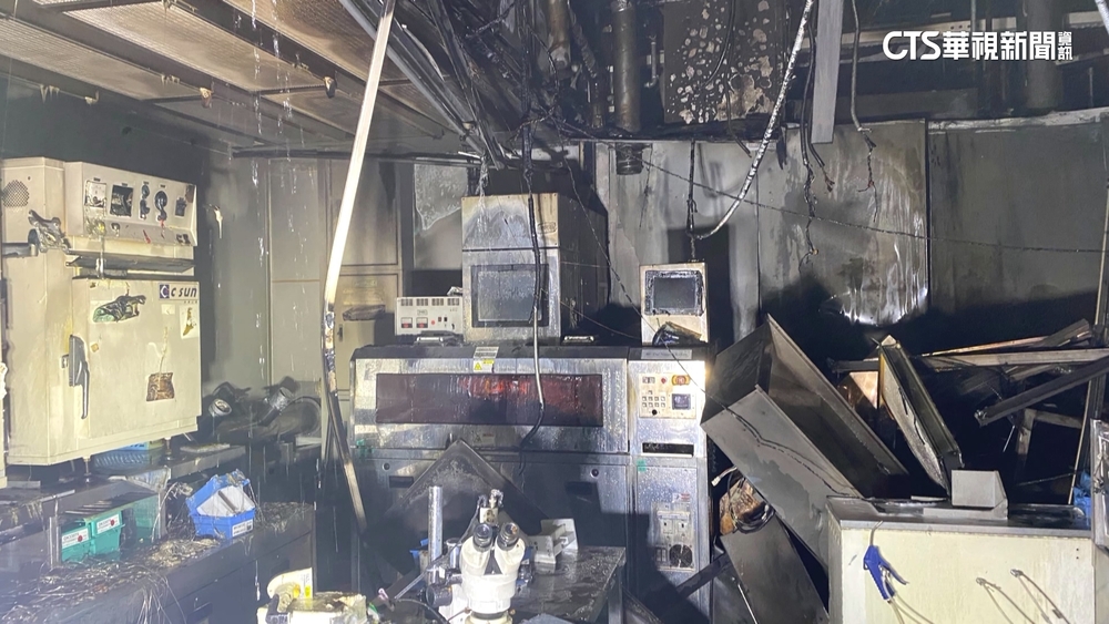 科技廠深夜火警燒毀工作間　灑水降溫阻復燃