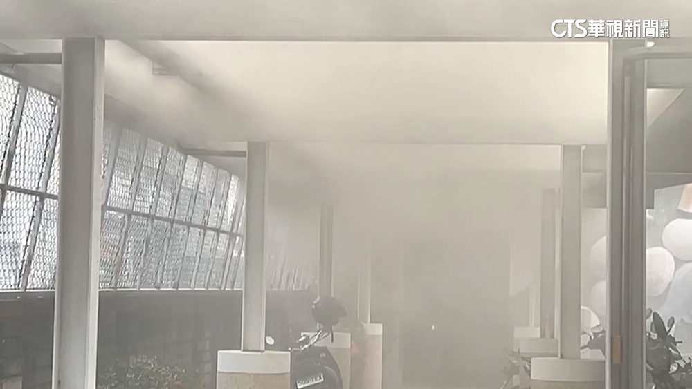 台南學生出租套房起火　前後破門救出18人