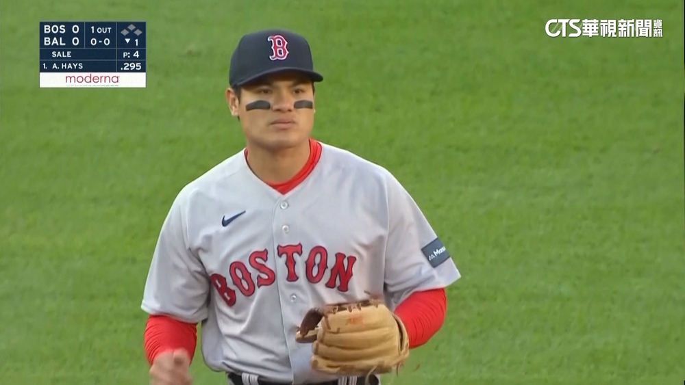 不妙! 疑揮棒過猛傷左手腕 張育成提前退場