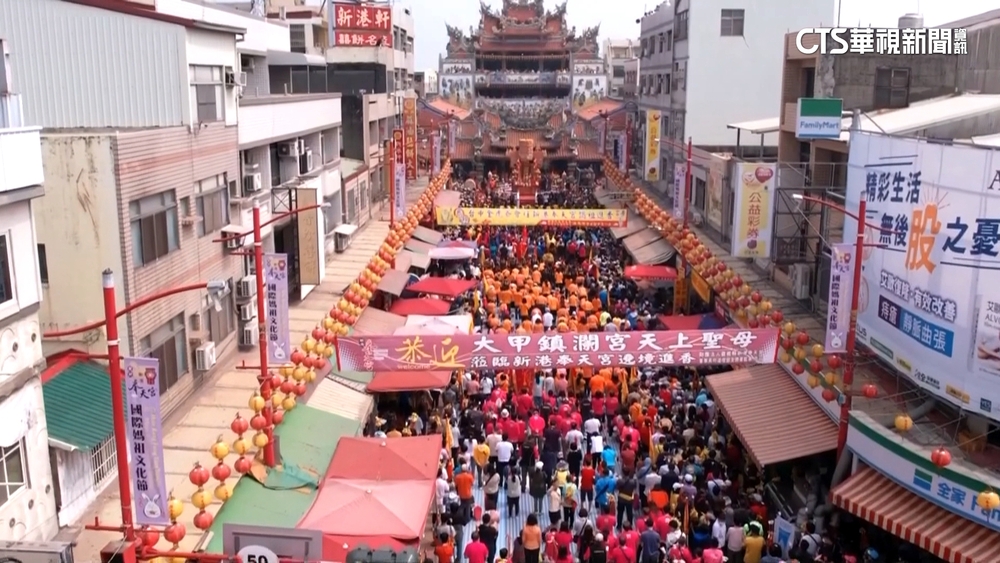 大甲媽遶境day4　奉天宮清早祝壽　　10萬人擠滿街道