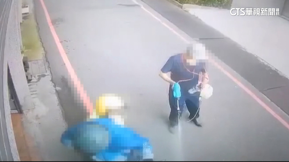 男子拿噴燈朝人噴汽油　勇父護子一拳打趴