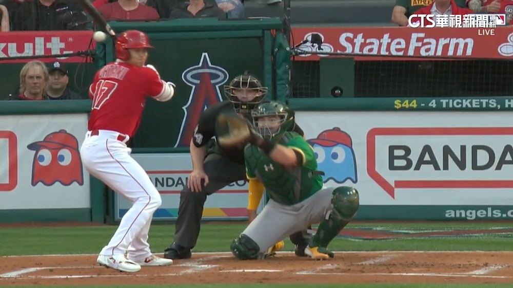 驚險！　大谷急閃頭部近身球　嚇得大叫險無礙