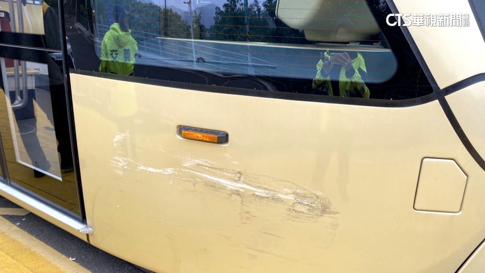 通車後首車禍　休旅車左轉撞安坑輕軌幸無傷