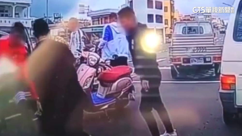 澎湖行車糾紛爆衝突　6觀光客囂張砸車毆駕駛