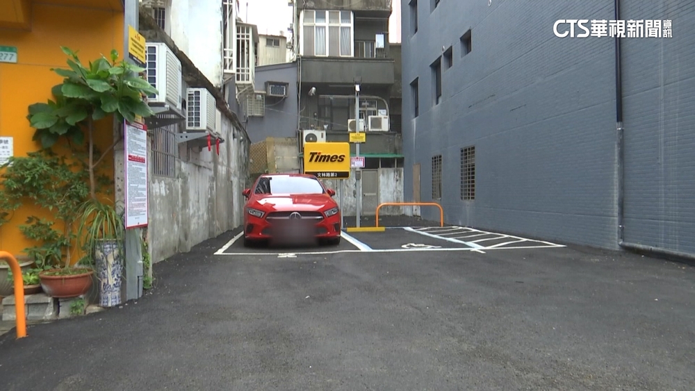 車位才2個！　士林驚見迷你停車場　內行人：養地用