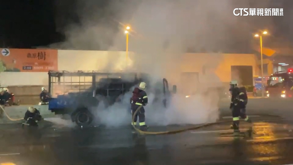 滿載礦泉水！　貨車停等紅燈突起火幸無傷亡