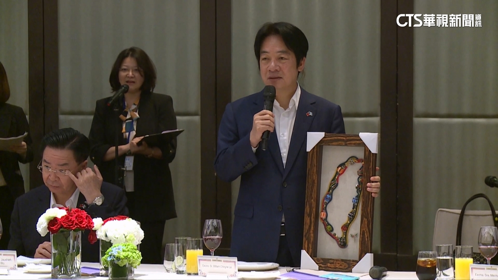 瓜國總統來訪　賴清德贈排灣族琉璃珠致敬
