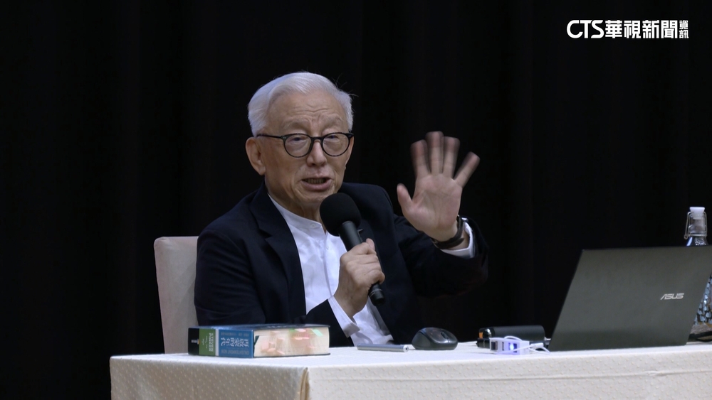 「哪個總統候選人好?」 曹興誠演講遇學生提問