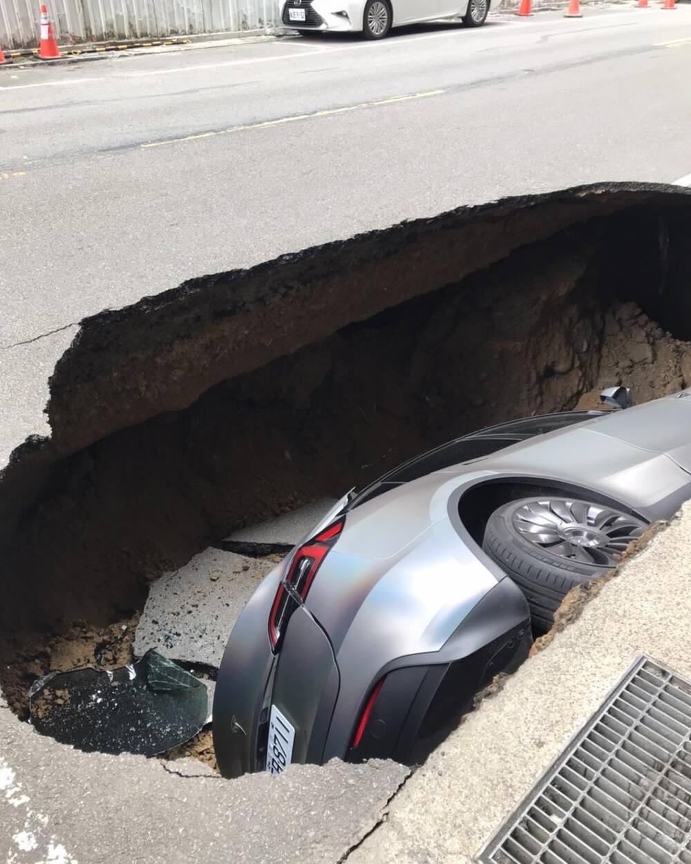 新竹驚現天坑吞車！竹北商圈路段塌陷　特斯拉遭殃整台跌進洞