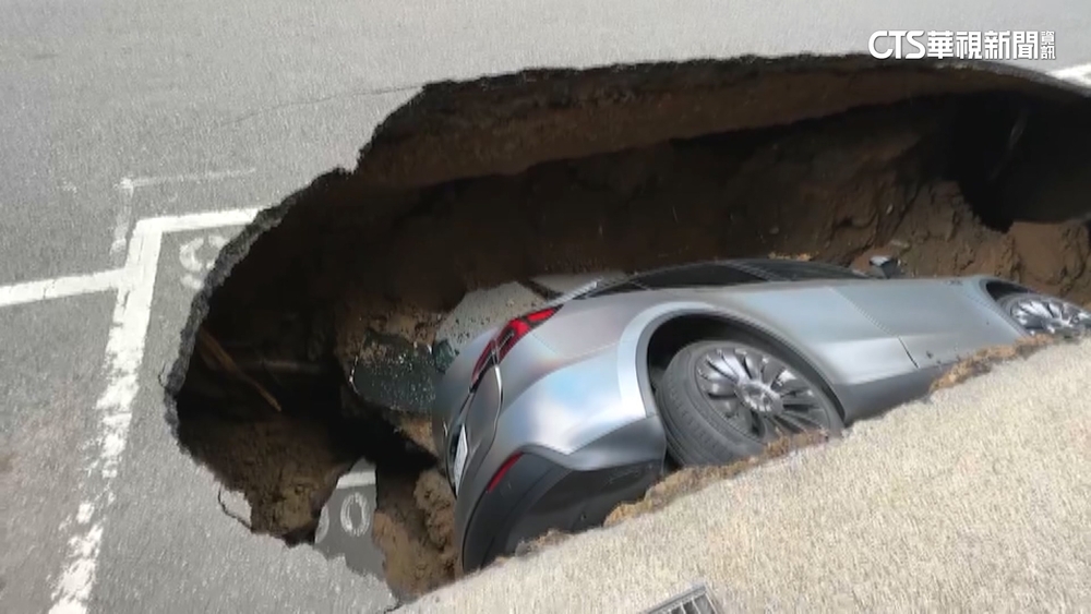 同路段「連5次」現天坑！　檢察官勘查隔壁建案工地