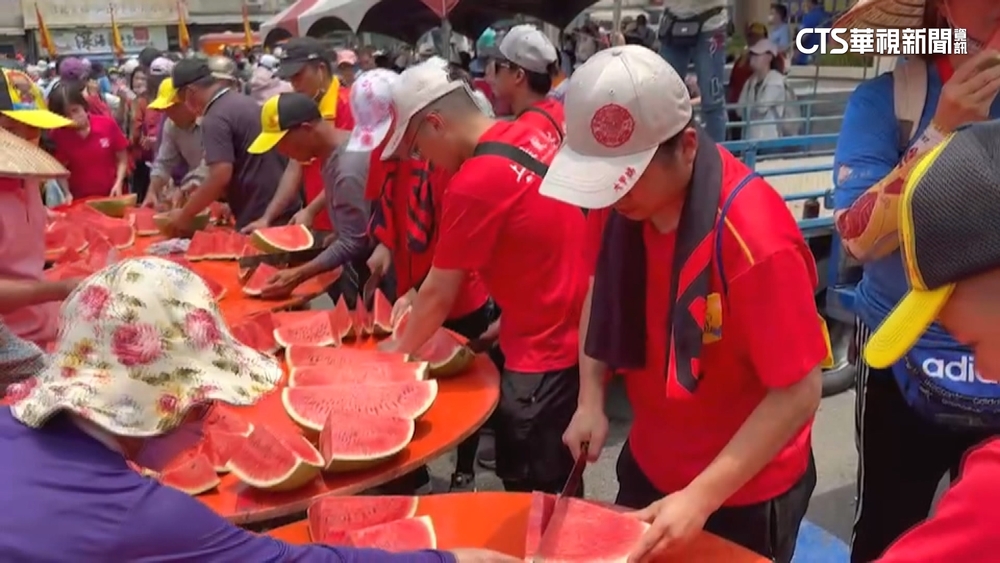 大甲媽回鑾！　生魚片.西瓜消暑供香客免費吃