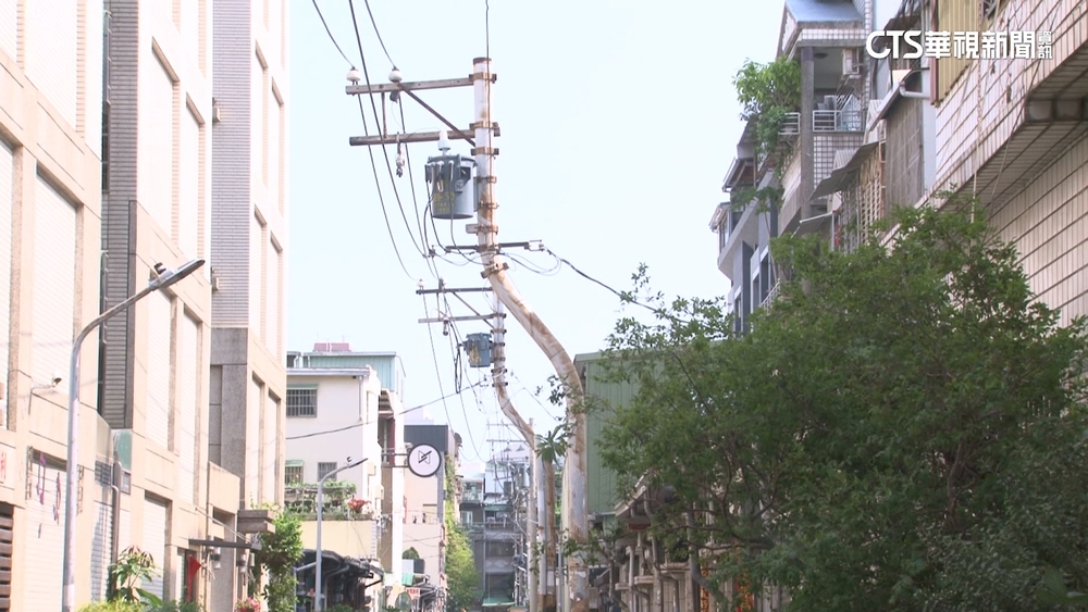 高雄出現「彎腰」電桿　網笑：「修圖開太強」變形了