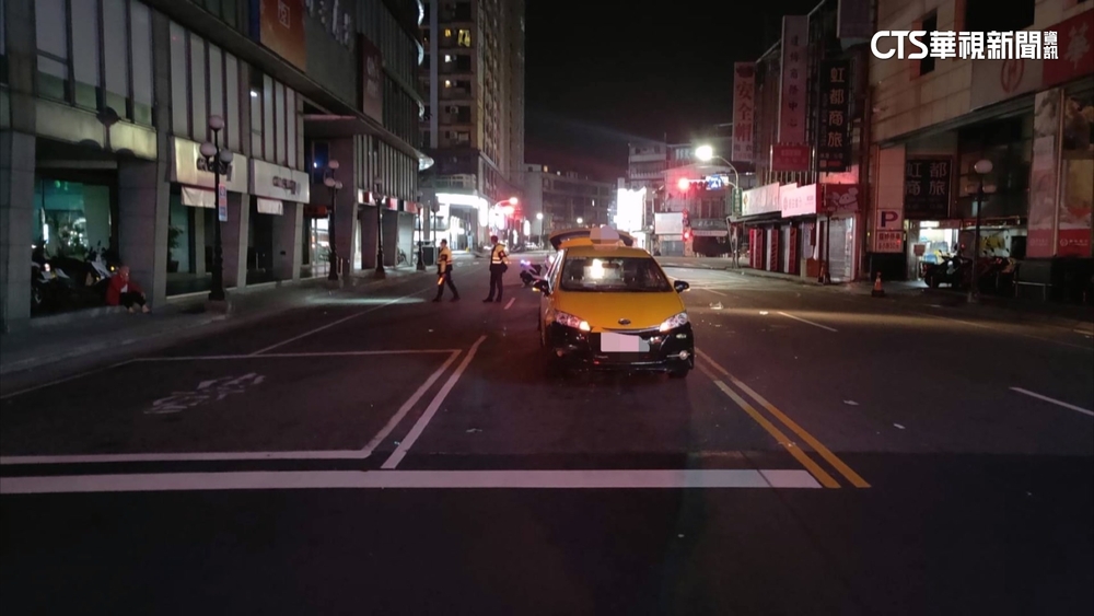 醉漢倒臥馬路中央　計程車視線死角發生碰撞