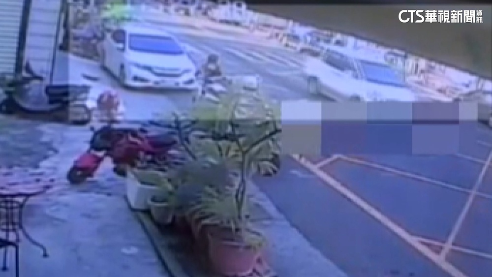 校門口遇劫！　12歲童過馬路　車未減速撞輾重傷