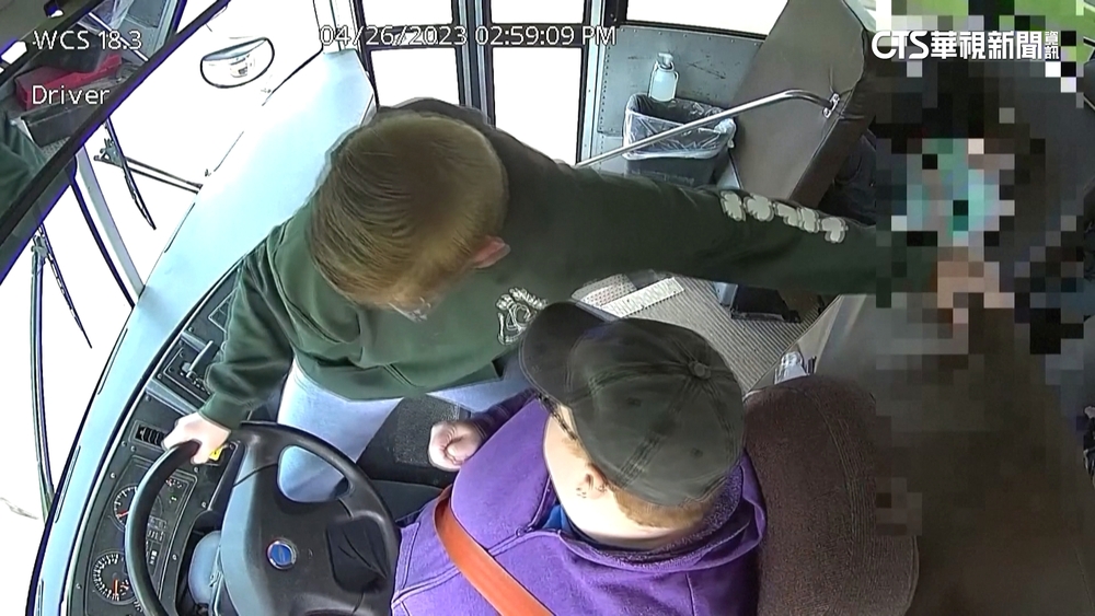 美校車司機突暈倒　7年級男學生挺身拯救全車
