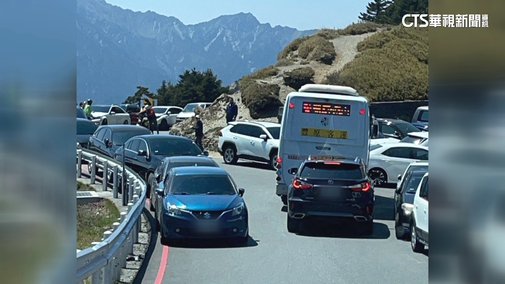 合歡山公路大塞車　警籲避易塞路段勿違規停車