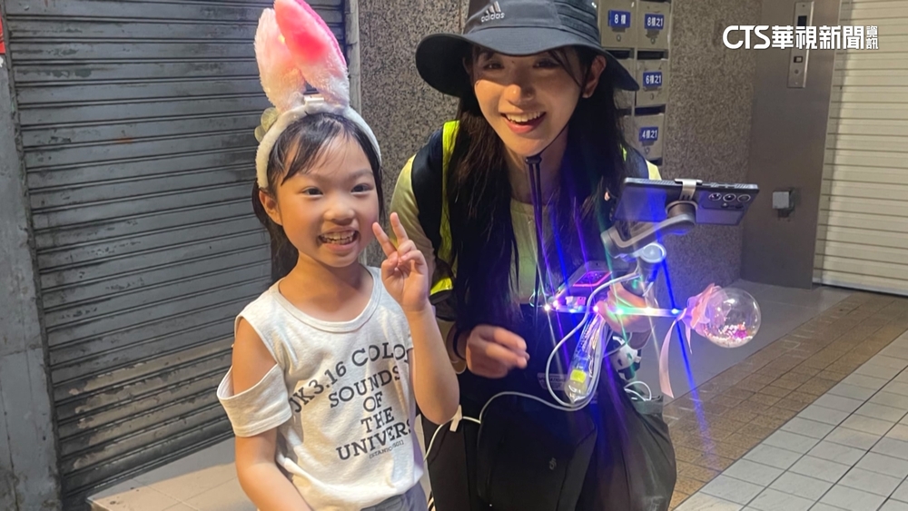 巧遇企鵝妹環台直播　8歲童大秀外語驚呆網友