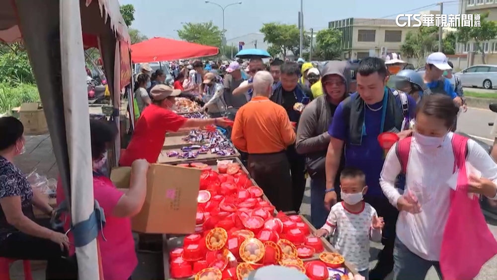大甲媽點心站接連開設！　民眾排長龍享用美食