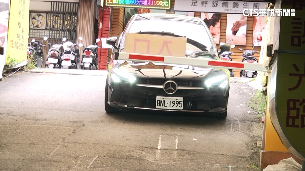 疑為省停車費「跟車進場」 騎士慘遭柵欄重擊頭部