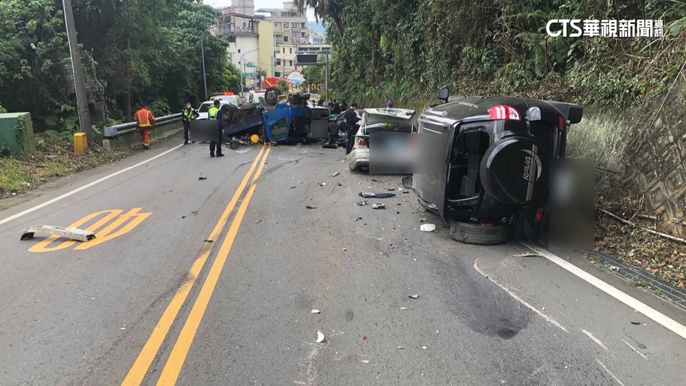 又是酒駕！　小貨車失控撞6車　2車翻覆.8人送醫