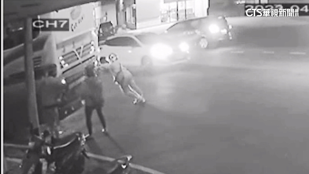 17噸無人遊覽車「倒退嚕」　騎士「徒手擋」