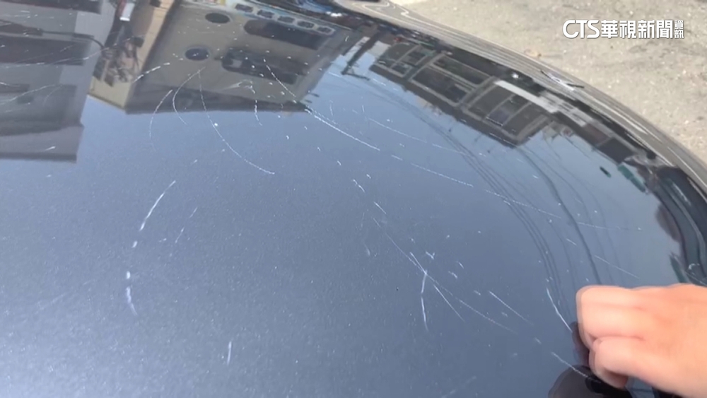 台電電線疑鳥擊短路　火花燒烙路旁2名車