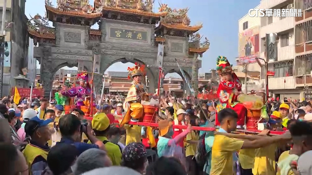 「學甲上白礁」登場　蜈蚣陣神童撒紅包超熱鬧！