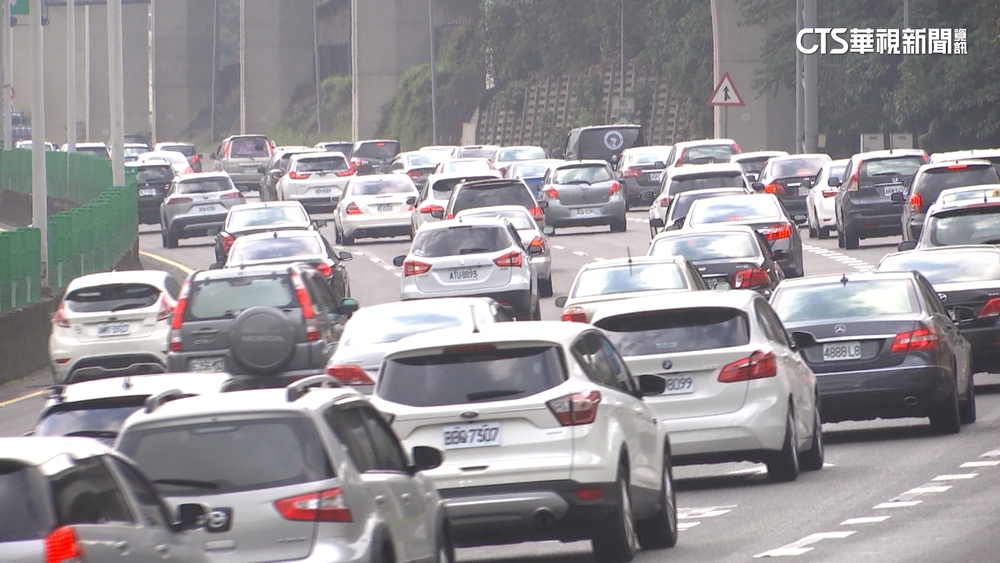 五一連假第2天　國1南下五股段成「大型停車場」