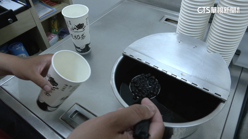 4/30國際珍奶日　遊客暢遊高雄奶茶一條街