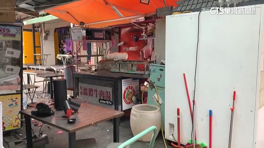 被嫌「客坐太外面擋路」　率眾砸士林夜市牛肉湯店