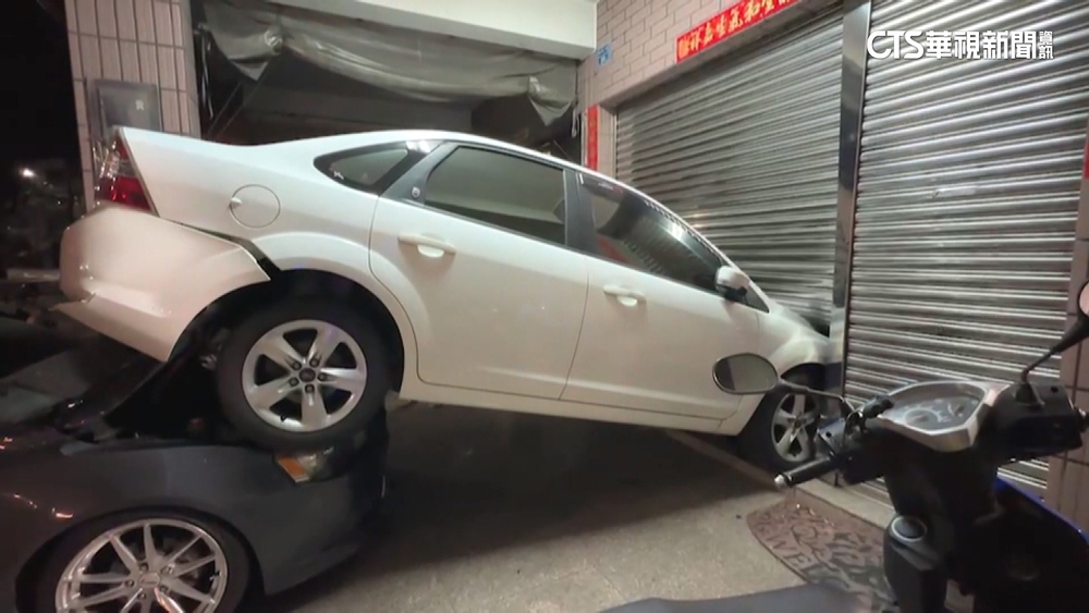 女通緝犯拒攔查肇逃　自撞路邊車遭逮！