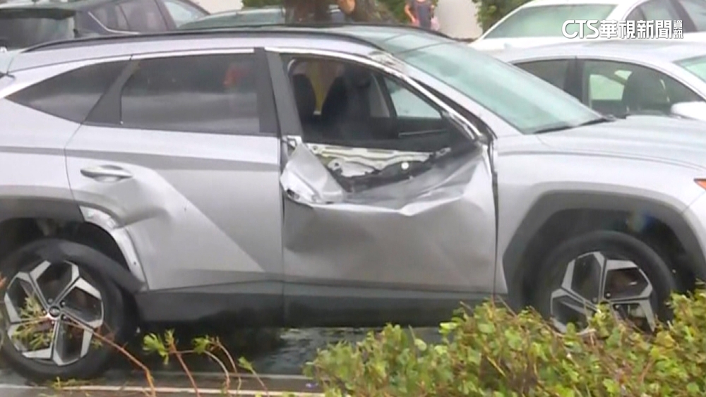 龍捲風襲美國佛州　樹連根吹起、汽車翻2圈！