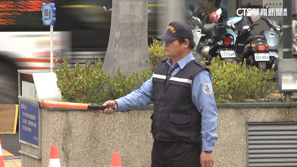 為何年輕人搶當保全？　內行曝：上班可做自己事