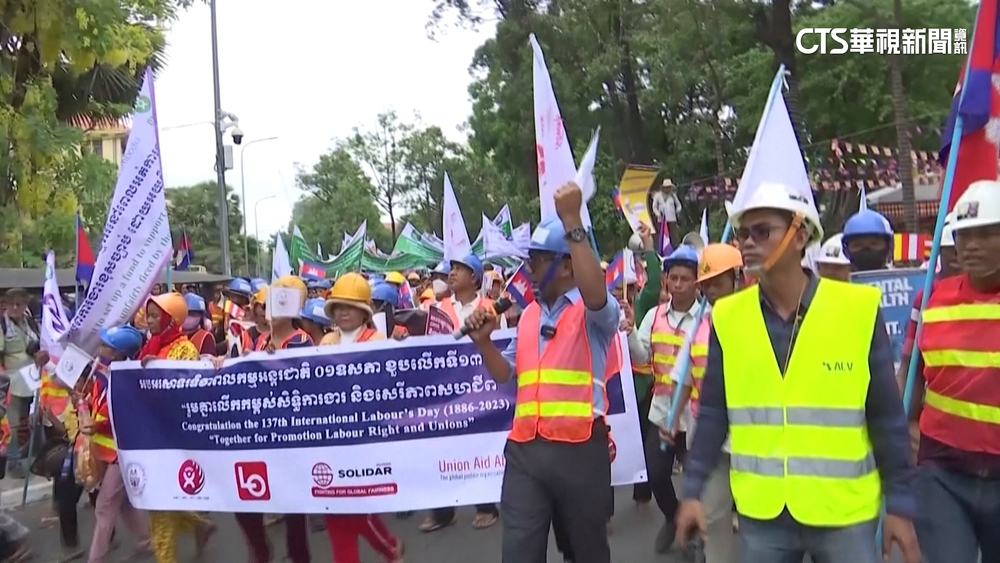 月薪只有6千元！　柬埔寨製衣工人勞動節上街遊行