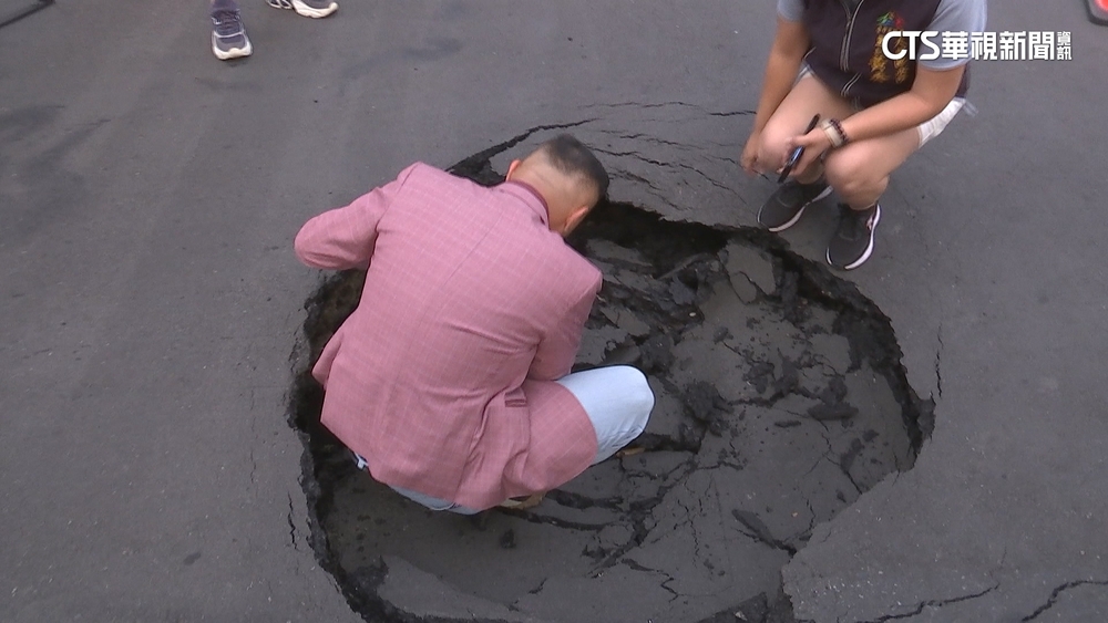 台中大里也爆「天坑」　貨車經過馬路突下陷
