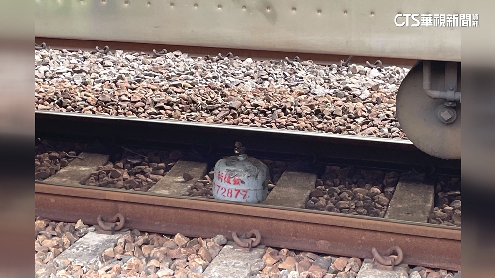 台鐵272次經新竹撞瓦斯瓶　逾8百旅客受影響