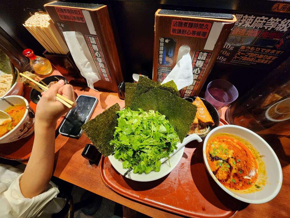 他嗨翻！拉麵被老闆「加爆香菜」　網驚呆：真是綠光罩頂