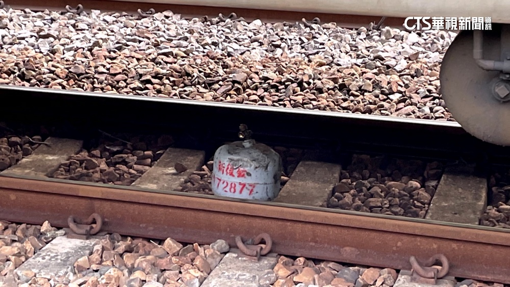 驚！瓦斯鋼瓶掉落鐵軌　自強號撞上停駛7車次延誤