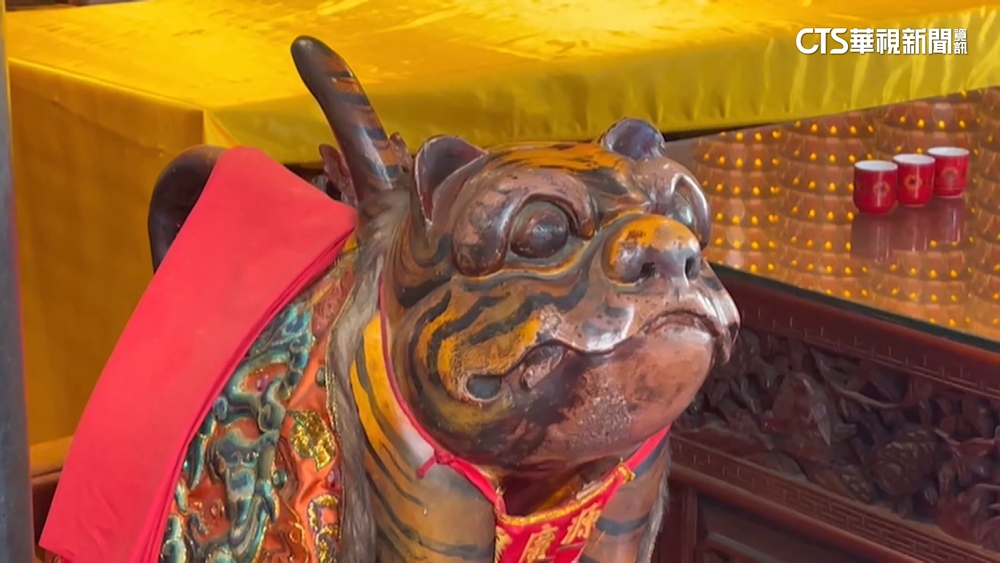 虎爺公神尊被當貓撸　廟方立說明書：拜託溫柔點